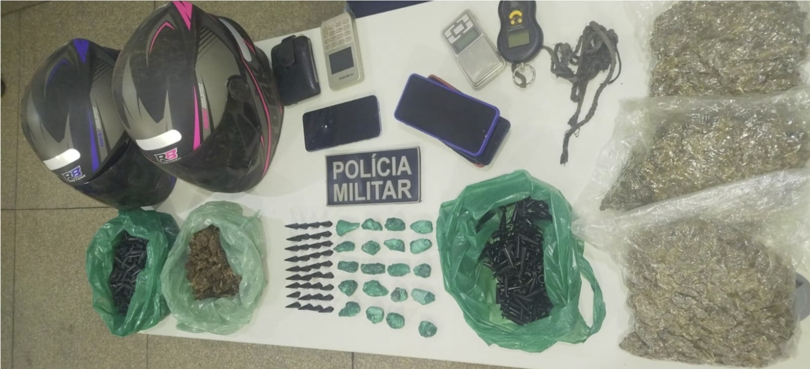 AÇÃO DA PMRO NA OPERAÇÃO BRASIL CONTRA O CRIME ORGANIZADO APREENDE MAIS DE 2,2 KG DE DROGAS E 4 PESSOAS SÃO CONDUZIDAS POR TRÁFICO NO DISTRITO DE NOVO PLANO